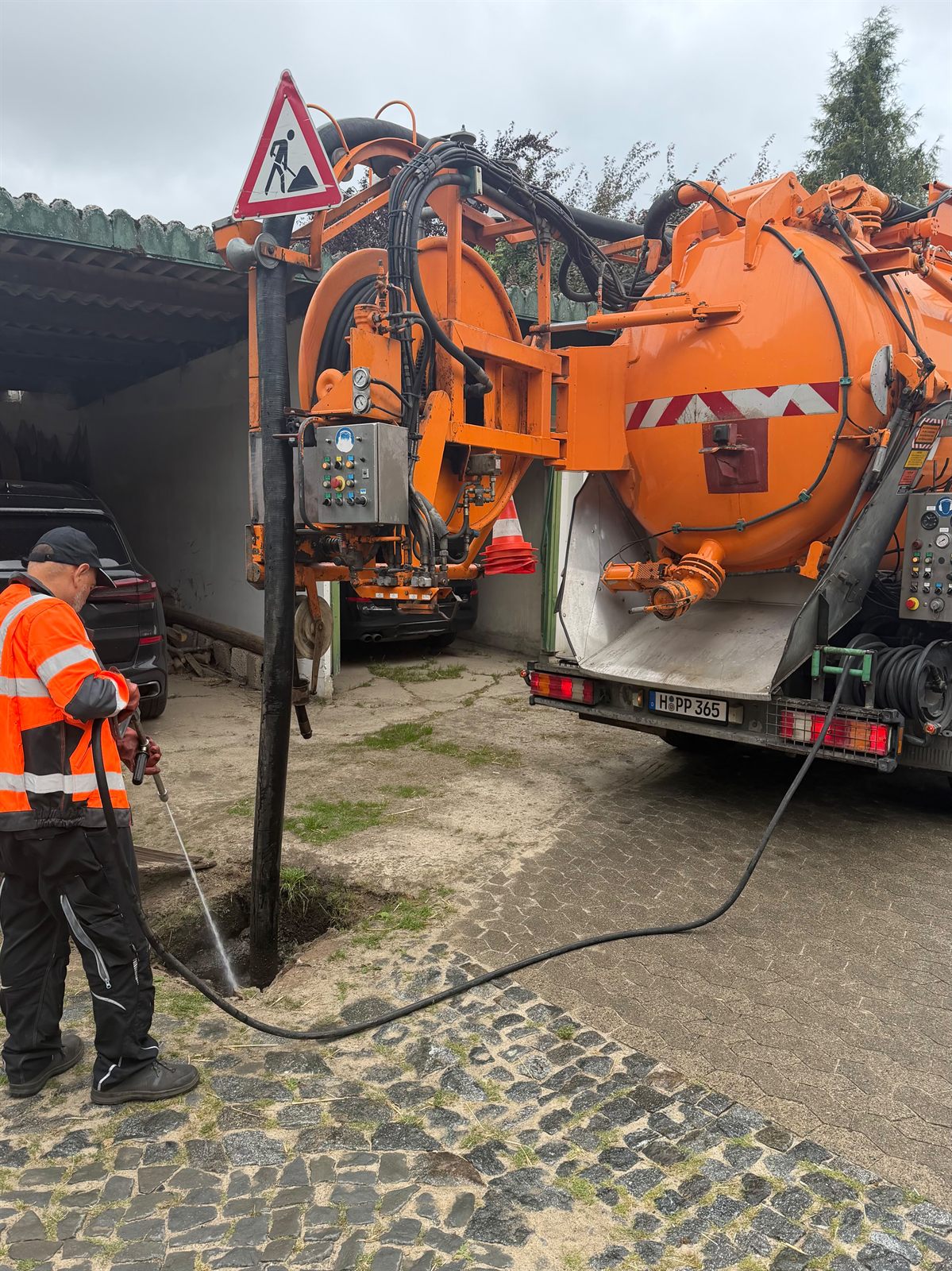Saugwagen bei Saug- und Spülarbeiten in Hannover